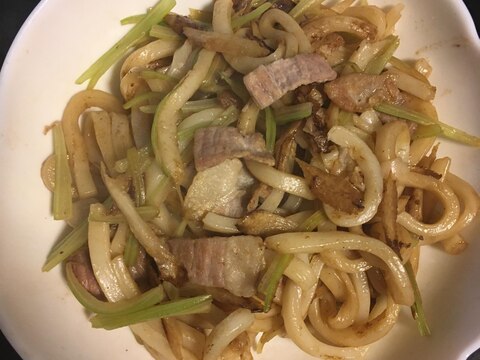 ごぼう、セロリ、豚肉のソース焼きうどん